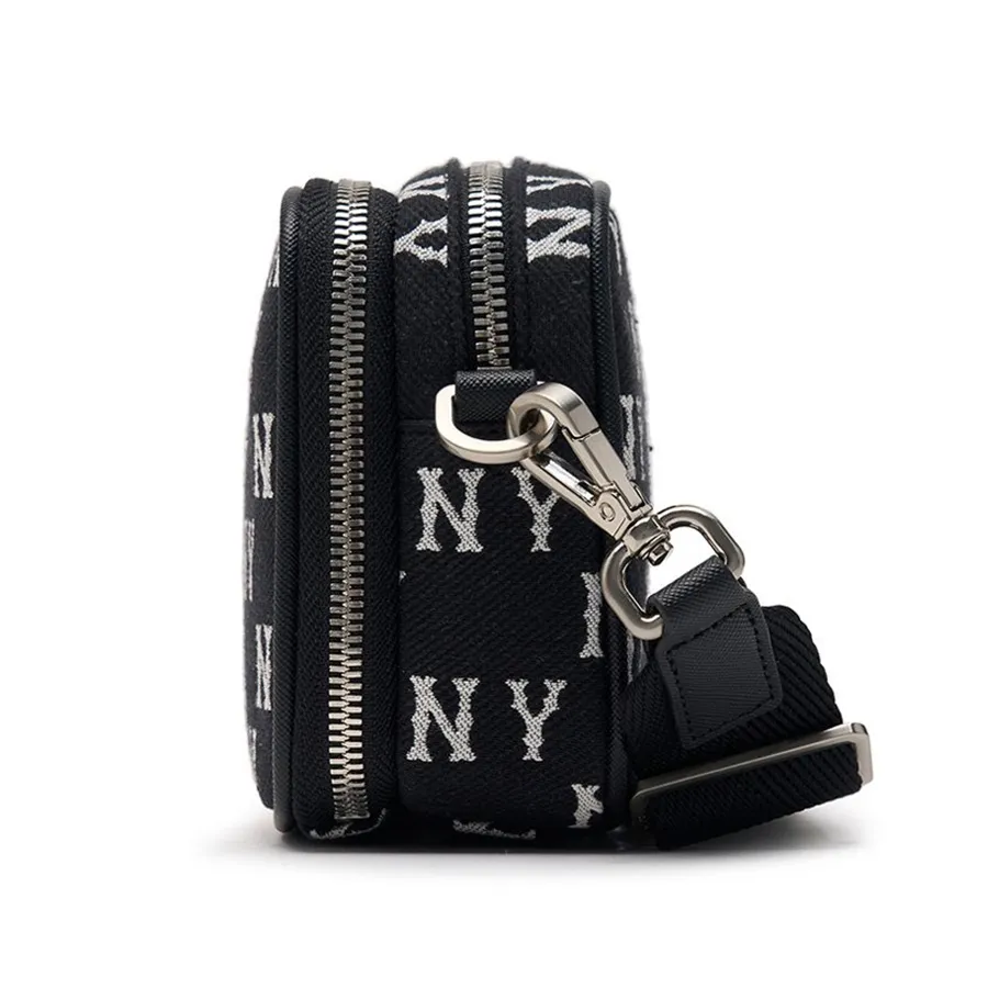 tui-deo-cheo-mlb-mini-monogram-jacquard-new-york-yankees-3acrs014n-50bks-mau-den-65bb48ef41b0f-01022024143159