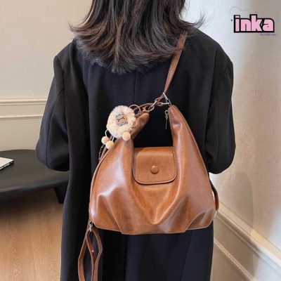 Cô gái đang đeo túi đeo chéo nữ 