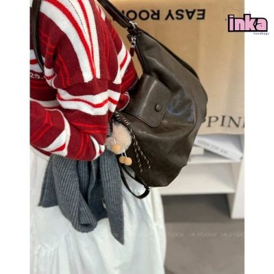 bạn nữ đeo chéo túi